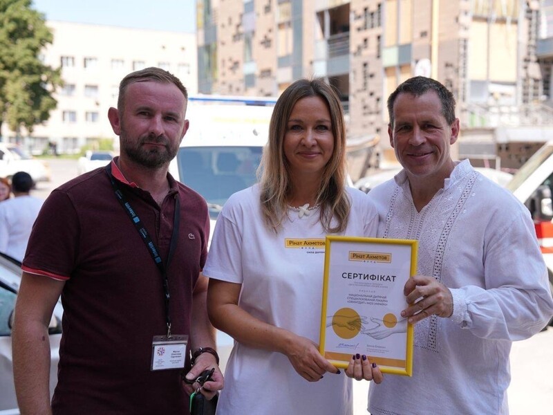 Фонд Ріната Ахметова передав лікарні "Охматдит" сучасні реанімобілі Фонд Ріната Ахметова передав лікарні "Охматдит" сучасні реанімобілі