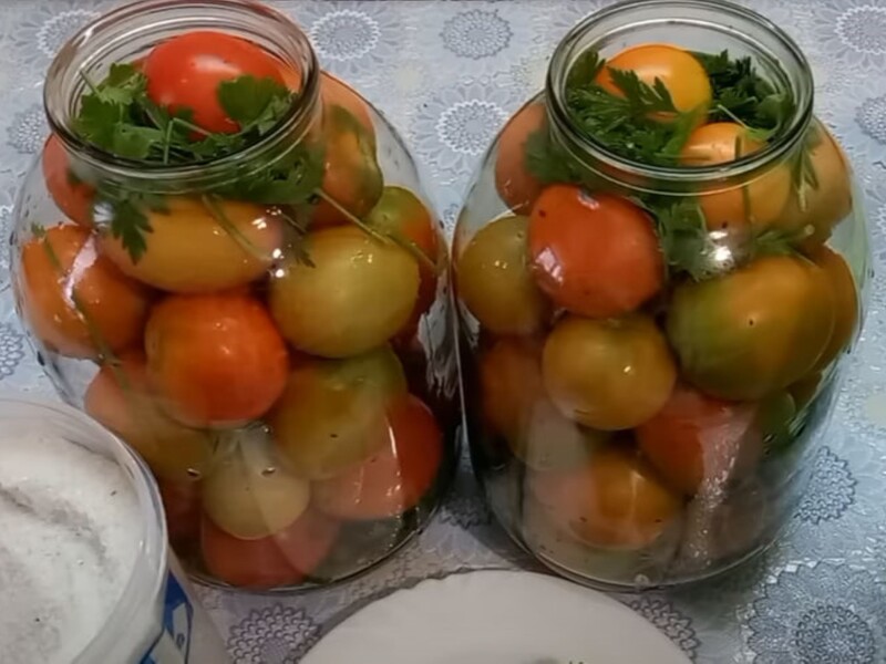 Покладіть це на дно банки – і квашені помідори будуть тугими і смачними. Рецепт маринаду на холодній воді