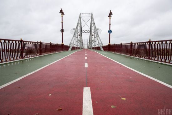 У Києві під час стрибку із пішоходного мосту обірвався трос: дівчина потонула (моторошне відео)