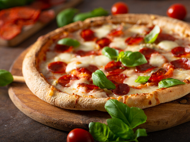 "Хрустку скоринку гарантовано". Що додати в тісто для піци, щоб воно стало ідеальним