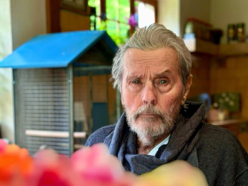 "Делон завжди буде Делоном. Завжди красивий, бездоганний, елегантний". Донька 88-річного актора показала, який вигляд він має після гоління і стрижки