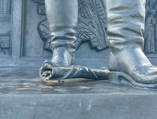 “Недобрий знак”: у Росії у статуї Ярослава Мудрого відвалився меч (фото)