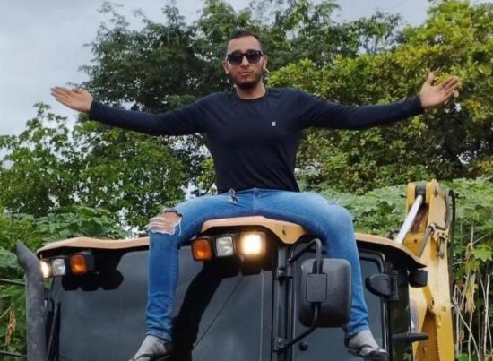 Нетерплячий п'яний чоловік проклав собі шлях у заторі за допомогою екскаватора – відео