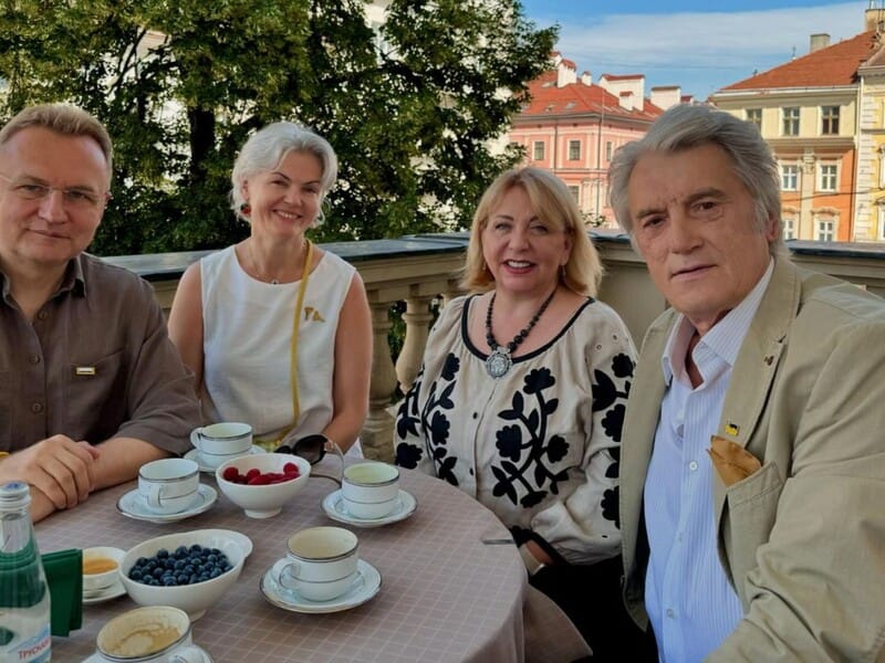 Дружина Віктора Ющенка показала, як вони із чоловіком обідали в компанії мера Львова і його дружини. Фото