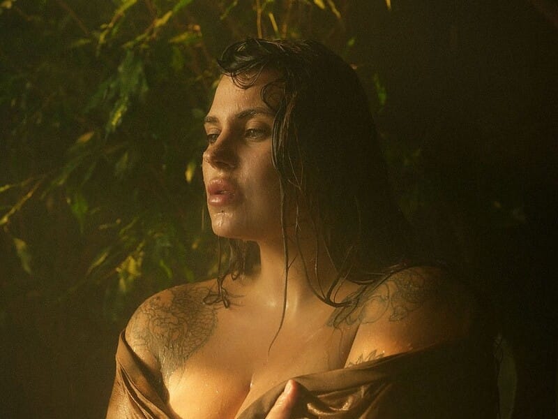 "Знадобилося багато років, щоб полюбити себе такою, якою ви мене бачите зараз". Заріцька розмістила знімки в мокрому одязі