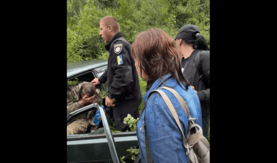 У Ворохті місцеві заблокували роботу ТЦК, дійшло до бійки – деталі гучного скандалу (відео)