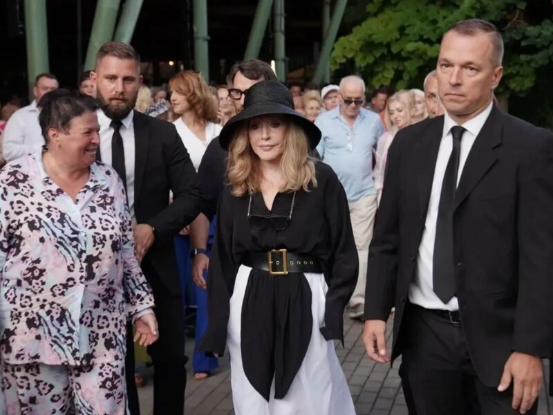 "Поки десь щось стріляє – птахи мовчать". 75-річна Пугачова назвала умову, за якої повернеться на сцену