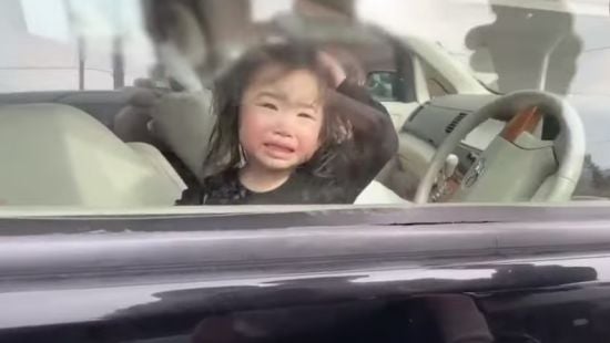 Подружжя заради розваги знімало на відео, як дворічна донька застрягла в гарячій машині у спеку