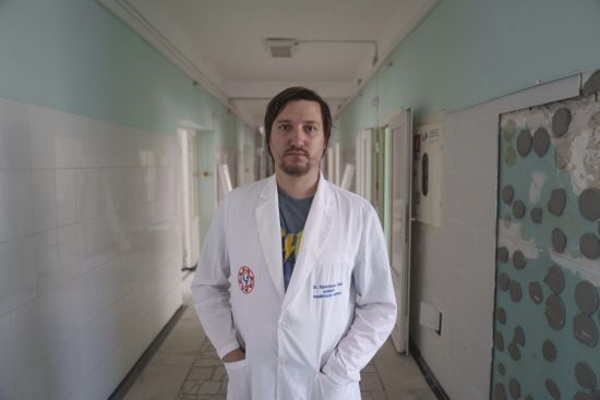 Його фото біля "Охматдиту" облетіло світ: хто той лікар у закривавленій формі, що розбирав завали