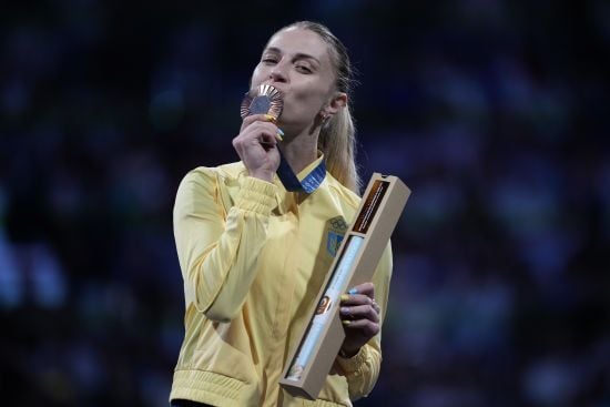 Перша медаль України на Іграх-2024 в Парижі: яскраві фото Харлан з олімпійського п'єдесталу