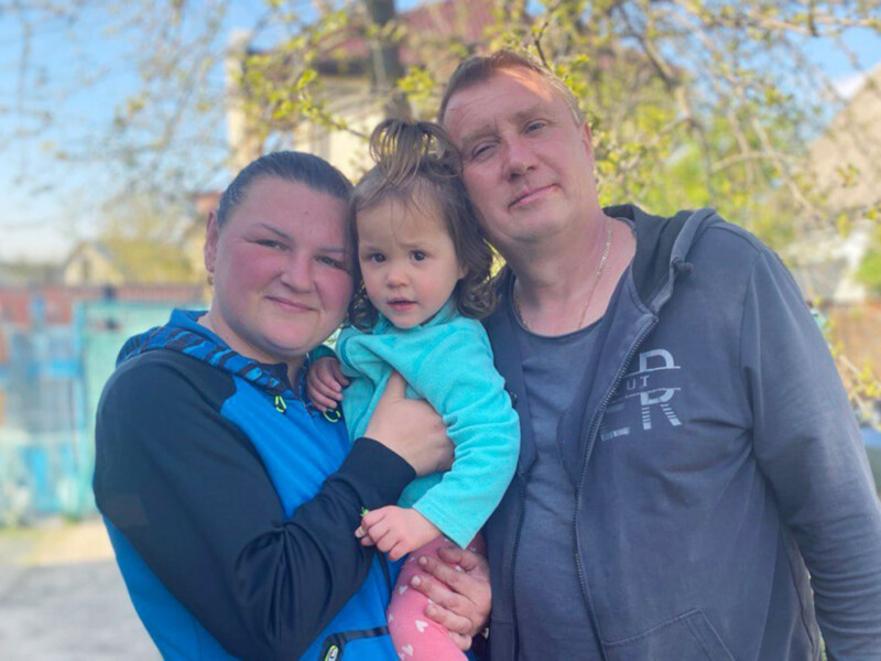 "Усі кажуть, що дівчинка дуже схожа на нас". Сім'я розповіла про всиновлення покинутої дитини програмі "Сирітству – Ні!" Фонду Ріната Ахметова "Усі кажуть, що дівчинка дуже схожа на нас". Сім'я розповіла про всиновлення покинутої дитини програмі "Сирітству – Ні!" Фонду Ріната Ахметова