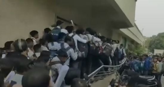 Місць було лише 10: 1800 претендентів прийшли на співбесіду та зламали перила – відео