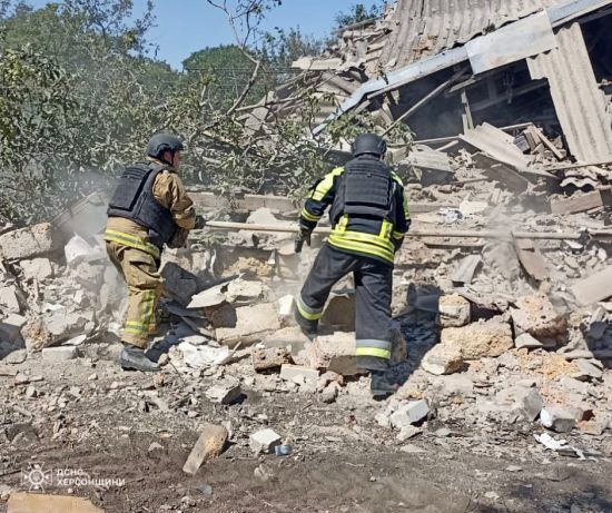 Росіяни вгатили по Херсонщині: з-під руїн власного будинку дістали двох людей (фото)