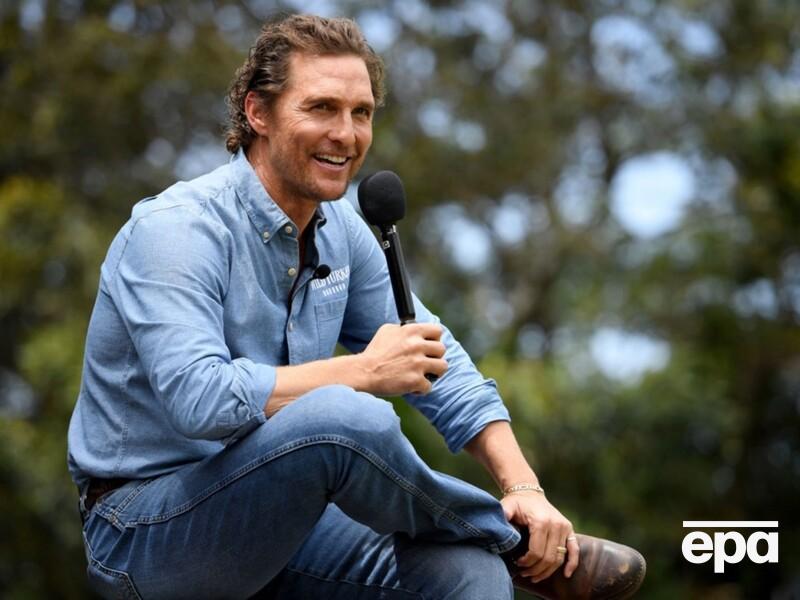 Око, що запливло, і розпухла щока. Макконегі показав, який вигляд має після укусу бджоли