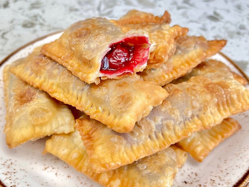 "Смачні, соковиті, із хрусткою скориночкою пиріжки з вишнями". Рецепт від Глінської "Смачні, соковиті, із хрусткою скориночкою пиріжки з вишнями". Рецепт від Глінської