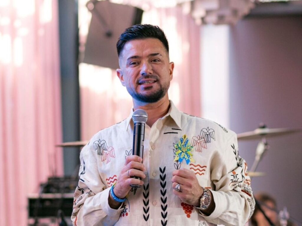 Налчаджиоглу показав, із ким повертається додому після того, як попрощався з моделлю