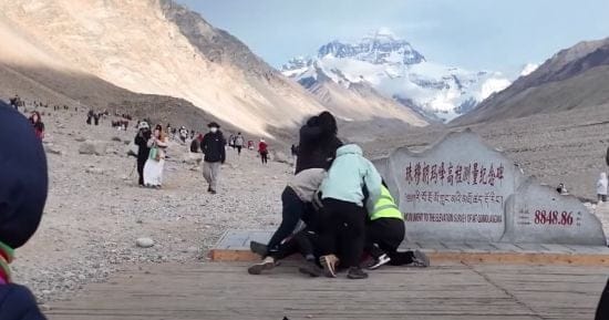 На Евересті побилися туристи: що вони не поділили (відео)