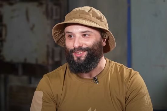 Зірка "Ліги Сміху" Розовий показав наслідки трепанації черепа після осколкового влучання на фронті