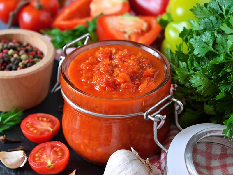 "Готується надзвичайно швидко й легко". Сира аджика. Рецепт