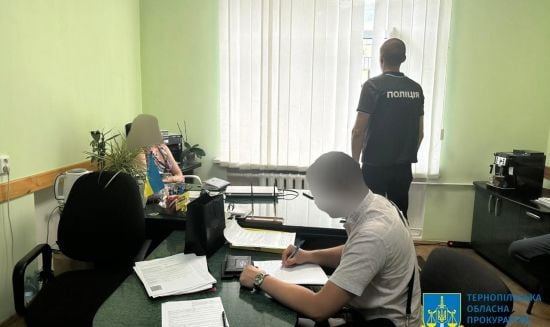 На Тернопільщині бізнесмен “задобрював” чиновників специфічними хабарями