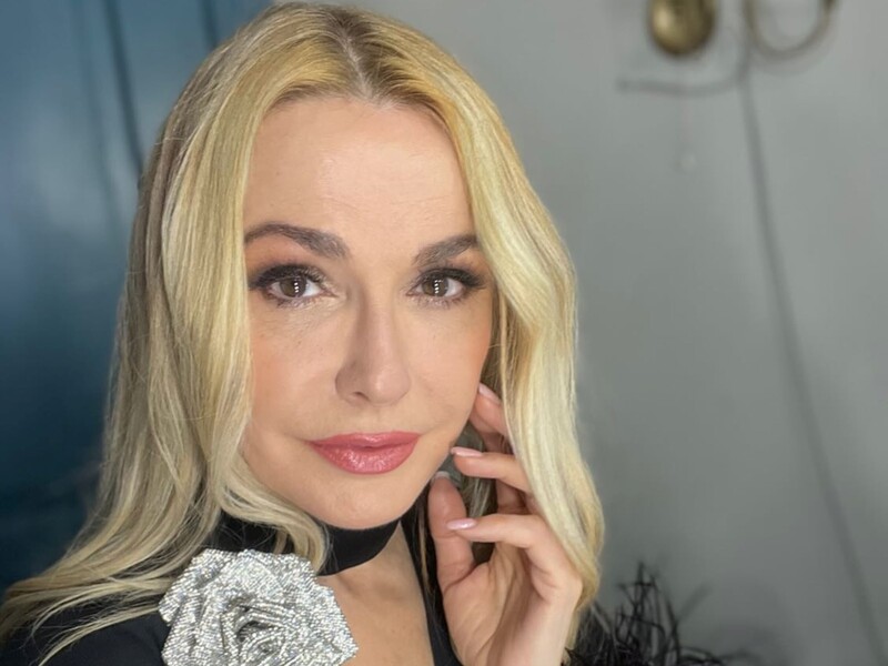 Ольга Сумська з'явилася на публіці у волошковій сукні-пончо із жовтою бахромою за 9 тис грн. Відео