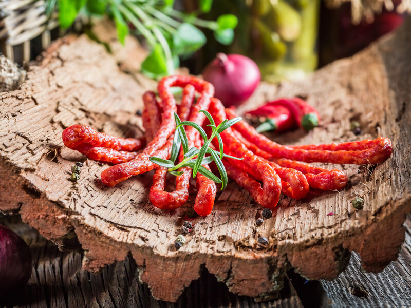 "Це найкраща закуска". Як приготувати вдома сухі ковбаски