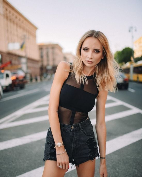 Ірина Сопонару захопила сміливими фото, стоячи догори ногами посеред центру Києва