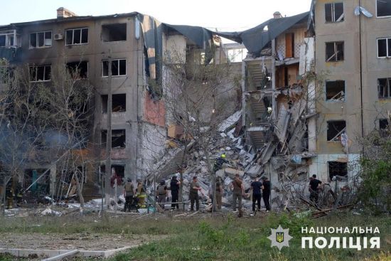 РФ вдарила по п'ятиповерхівці в Мирнограді: з-під завалів дістали тіла подружжя