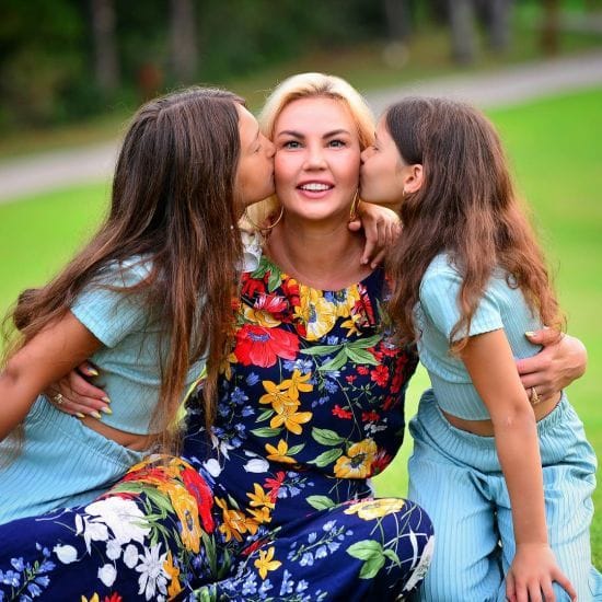 Камалія показалася з доньками в Лондоні та похизувалася їхніми шкільними досягненнями: "Пишаюся"