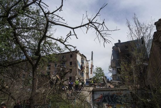 У Києві добу тривають пошукові роботи на місцях "прильотів": під завалами можуть бути люди