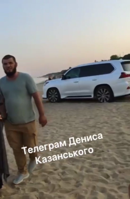 В Маріуполі окупант із Чечні заїхав на пляж на позашляховику та почав кидатися на місцевих