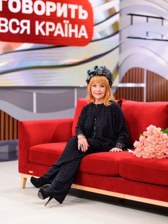 70-річна Алла Кудлай з блакитним волоссям приголомшила, який вигляд має до та після макіяжу