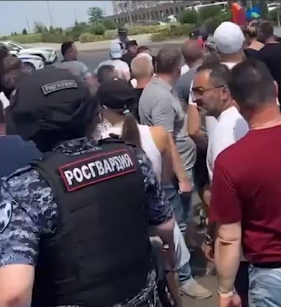 У Краснодарі сотні росіян вийшли на протести через відключення світла і води (відео)