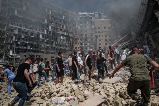 Зеленський про атаку РФ: триває рятувальна операція – відомо про 38 загиблих, серед них діти