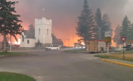 Величезна лісова пожежа знищила частину туристичного міста на заході Канади: фото