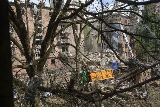 Ракетний удар по багатоповерхівці на Сирці: кількість загиблих стрімко зростає