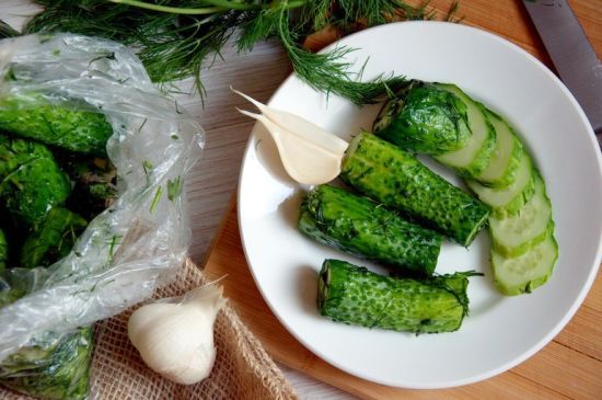 Малосольні огірки в пакеті  можна приготувати дуже швидко - за ніч або навіть за 15 хвилин