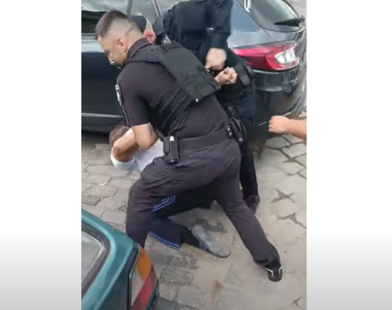Побили і в кайданках відвезли до ТЦК: омбудсман відреагував на свавілля поліції у Чернівцях (відео)