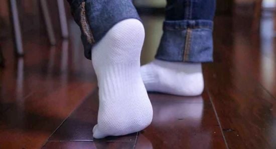 Як швидко відіпрати білі шкарпетки й повернути їм бездоганний колір: допоможе маленька хитрість