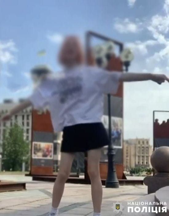 У Києві 16-річна тіктокерка танцювала під російський трек біля меморіалу Героїв Небесної Сотні: як її покарали