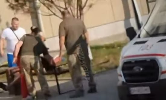 В Одесі чоловіка госпіталізували з ТЦК із травмою голови: він помер у лікарні (відео)