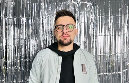 Відомий український співак вперше за тривалий час показав дружину та сина