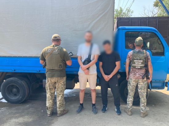 На Одещині прикордонники затримали водія, який вигадав хитру схованку для перевезення ухилянта