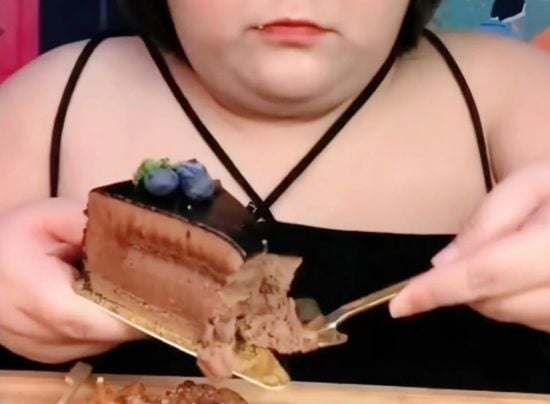 Plus-size блогерка померла у прямому ефірі, під час якого з'їла 10 кг їжі – фото
