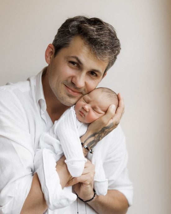 Євген Кот показав зворушливі кадри з тещею і тестем, які вперше побачили онуку: "Татова квіточка"