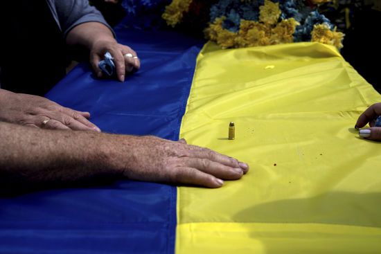 Бояться навіть мертвими: на окупованих територіях росіяни викопують труни загиблих українських воїнів Бояться навіть мертвими: на окупованих територіях росіяни викопують труни загиблих українських воїнів