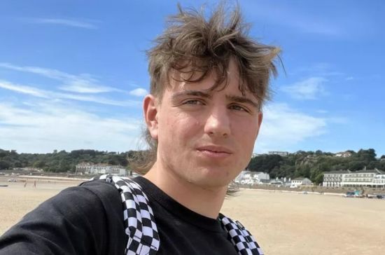 Хлопець перетворив свій сарай на Boeing 777 – фото