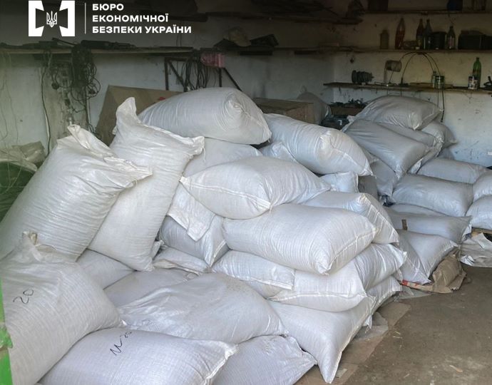 Судитимуть мешканців Полтави, які відкрили підпільний цех з виготовлення тютюну