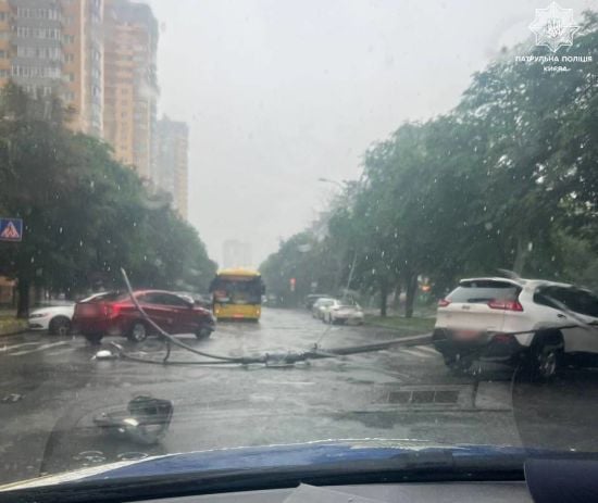 Київ накрила потужна злива: подекуди столиця традиційно "попливла" (відео)