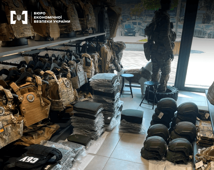 Фірма продавала шоломи та балістичні плити до бронежилетів, ввезені під виглядом гумдопомоги